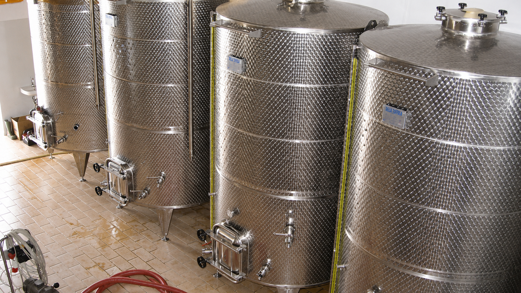 VIBO B Classic Cisterns with Legs, Upper Hatch and Sloped Flat Bottom - TOSCANA INOX - 4
